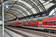 Tina og Liv 12 oktober 2025 - Dresden Hauptbahnhof, klokken er 10.46. Her har du tog som heter VVO og hjemme har vi tog som heter VY. Dresden S-Bahn VVO er Verkehrsverbund Oberelbe og VY var NSB
