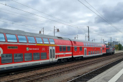 Tina og Liv 12 oktober 2025 - Dresden Hauptbahnhof, klokken er 10.50. S-Bahn Dresden er en viktig del av den offentlige transporten, har et rutenett på 166 km med 56 stasjoner. Dresden er jo på størrelse med Oslo, så dette hørtes bra ut