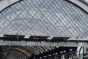 Tina og Liv 12 oktober 2025 - Dresden Hauptbahnhof, klokken er 10.43. Fly og tog konkurrerer jo med priser, nå skal dem ta tog i over 2 timer til flyplassen. Togstasjonen har en lang historie, jeg begynner litt her. Den ble åpnet i 1898, og så ble den modernisert i 2000 og 2006