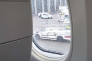 Tina og Liv 12 oktober 2025 - Berlin Brandenburg lufthavn, klokken er 17.20. Nå sitter dem i flyet og skal videre til København lufthavn Kastrup, det tar litt over en time det