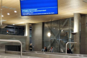 Tina og Liv 12 oktober 2025 - Gardermoen flyplass. Jeg får en melding klokken 21.13 om at dem venter på bagasjen. Så da vet vi at dem har flydd med Norwegian Flight DY949 som landet 20.29. Tar det så lang tid å få ut bagasjen? Det vet jeg jo, har selv ventet på Kong Gustav på Gardermoen