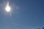 Morten 24 september 2025 - Jetfly over Høyenhall, klokken er 14.39 og vi får med solen. Hvis dere ser nøye etter så ser dere Fairchild PT-19A Cornell nede på høyre side