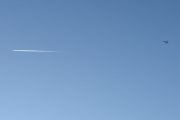 Morten 24 september 2025 - Jetfly over Høyenhall, klokken er 18.07 og du ser også Nedre Romerike Flyklubb sin Cessna 172S Skyhawk SP fra 2006 her