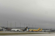 Liv 18 september 2025 - Gardermoen flyplass, så lander hun og vi ser UPS Air Cargo og ASL Airlines og DHL Aviation og Qatar Airways Cargo. Jeg hadde samme vinkelen den 10 juli 2025, men stod utenfor rullebanen
