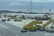 Liv 18 september 2025 - Wien Schwechat flyplass, hun går videre. Her ser vi OE-LWF som er Austrian Airlines sin Embraer ERJ-195LR fra 2011, men den kom til Austrian Airlines i 2017. Den har vi ikke sett før