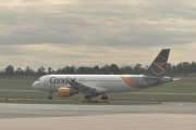Liv 18 september 2025 - Wien Schwechat flyplass, nå tror jeg hun er på rullebanen når hun tar bilde av Condor Airlines med sin D-ABOG som er en Boeing 757-330 fra 1999. Ble et nytt flyselskap her også, hun er utrolig