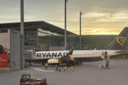 Liv 2 september 2025 - Gardermoen flyplass. Min venn ankommer flyplassen klokken 19.40 og vi ser SP-RNH som er Ryanair Sun - Buzz sin Boeing 737-8AS fra 2011 og som dem fikk i april 2024. Før april 2024 så het den EI-ENS. Da ble det noen nyregistreringer her