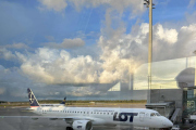Liv 2 september 2025 - Gardermoen flyplass. Og her ser vi SP-LEA som er LOT-Polish Airlines sin Embraer E195-E2 fra juli 2024. Den har vi ikke registrert før, men nå har vi denne serien. SP-LEA, SP-LMB, SP-LNF, SP-LNG og SP-LWD