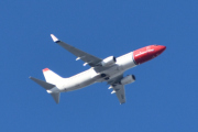 Morten 21 september 2025 - LN-DYR over Høyenhall, klokken er 15.28 og jeg tror det er Norwegian Air Shuttle AOC som kommer med sin Boeing 737-8JP fra 2011. Jeg husker at jeg så den 5 og 28 september 2024, da hadde den heltene Peter C. Asbjørnsen på venstre side og Jørgen Moe på høyre side. Dem forsvant i februar 2025
