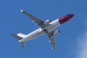 Morten 21 september 2025 - LN-NOD over Høyenhall, klokken er 15.09 og det blir endelig bedre vær. Det er Norwegian Air Shuttle AOC som kommer med sin Boeing 737-8Q8 fra 2008. Jeg husker at jeg så den 2 september 2021 og 12 september 2023 og 1 september 2024 også, alle disse gangene hadde den helten Sonja Henie på halen, som den mistet i mars 2025
