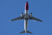 Morten 23 september 2025 - LN-NII over Høyenhall, klokken er 13.33 og det er Norwegian Air Shuttle AOC som kommer med sin Boeing 737-8JP fra 2014. Nå skal vi se om vi har sett den i september før, og så må jeg korrigere litt etterpå. Jeg har et bilde fra 1 september 2024, men da er ikke døren åpen