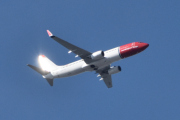 Morten 23 september 2025 - LN-NIK over Høyenhall, klokken er 13.35 og dem kommer en gang til i dag. Det er Norwegian Air Shuttle AOC som kommer med sin Boeing 737-8FZ fra 2010. Siden vi så den klokken 11.12 i dag så kan jeg fortelle at den kom til Norwegian Air Shuttle AOC i mars 2022