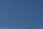 Morten 24 september 2025 - LN-NGZ og LN-BIF over Høyenhall, klokken er 11.53. Her møtes Norwegian Air Shuttle AOC med sin Boeing 737-8JP fra 2014 og Nedre Romerike Flyklubb Veteranflygruppa med sin Fairchild PT-19A Cornell M-62A nr.163 fra 1944
