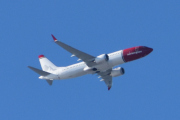 Morten 24 september 2025 - SE-RTX over Høyenhall, klokken er 15.00 og siden helten på halen er to fjell så tror jeg det er Norwegian Air Sweden AOC som kommer med sin Boeing 737 MAX 8 fra juli 2025. Jeg har registrert noe andre fly som også har fjell på halen, det er SE-RTR og SE-RTV og SE-RTX. Alle flyene er fra 2025