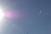 Morten lørdag 27 september 2025 - Jetfly over Høyenhall, klokken er 13.41 og Nedre Romerike Flyklubb flyr under med sin Cessna 172S Skyhawk SP fra 2009. Her fikk vi med litt av solen også