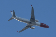 Morten 6 september 2025 - LN-ENU over Høyenhall, klokken er 18.02 og det er  Norwegian Air Shuttle AOC som kommer med sin Boeing 737-8JP fra 2015. Jeg har 16 bilder av deg, men så var det september. Ja, jeg har den 17 september 2023 og 18 og 19 september 2024 også