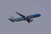 Morten 1 januar 2026 - KLM Cityhopper over Høyenhall, klokken er 11.37.