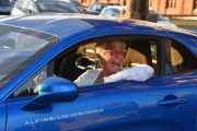 Fredag - Når jeg forteller henne hvordan det gikk meg med når jeg satte meg i en gammel Renault Alpine A110 så lo hun
