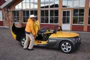 Fredag - Hold dere fast her er han, og han skal åpne Renault Spider døren