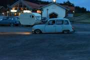 Fredag - Nå har vi to rampebiler på plassen i dag, en Renault 4 og en Renault Dauphine