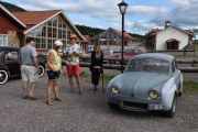 Fredag - Vet ikke hvem jeg skal fokusere på først, men jeg prøver bilen. Renault Dauphine fra 1960 med en motor på 31hk