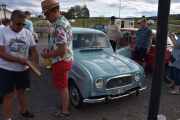 Fredag - Vi rusler videre og neste bil er ganske omringet, men det er en Renault 4 R 1124 Super fra 1963 med en motor på 33hk