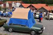 Lørdag - Så har vi bilen med teltet da, her måtte vi også få høre historien