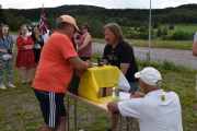 Lørdag - Seniorlaget er først ut og her må jeg be dere legge merke til ansiktsuttrykket på den som beføler