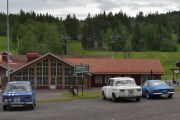 Her ser vi tre biler allerede, dem er nok rallybiler som vi for se på grusbanen i morgen. Det er en Renault 8 Gordini, en Renault 8 Major, og en Alpine Renault A110