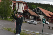 Du snakker om velkomst, her tar dem av seg hatten og bukker pent. Jeg ser en kjent bil bak der også, det er en Renault Megane, så da kom dem før meg