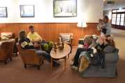 Her sitter noen i Renaultklubben, det smaker med en kald øl etter all kjøringen