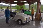 Jeg holder meg under tak nå, her kommer den ene svenske bilen Renault 4 Plein Air fra 1967. Han har kjørt uten tak hele veien - utrolig