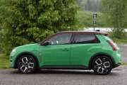 Den andre bilen er elektrisk, du kjenner den kanskje igjen. Det er nyheten Renault 5 E-Tech Electric, den er 100% elektrisk med hele 150 hk