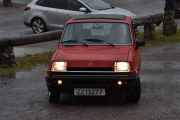 Her kommer det en nordmann med en amerikansk Renault, den heter Renault 5 Le Car og er fra 1982. Da er vi fem norske biler her nå