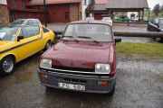Men jeg gir meg ikke selv om det regner sidelengs, her står det en svensk Renault 5 TS fra 1984