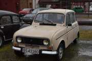 Så har vi blomsterbilen, den er norsk. Det er en Renault 4 GTL fra 1982, du ser plasstikkgrillen?
