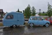 Men denne vekker minner, det er en svensk Renault 4 L fra 1967. Når jeg sjekker så har han fått ny campingvogn. Både bilen og campingvogna har navnet Lilla Blå, men nå er jeg fargeblind
