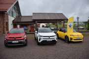 Det er en Renault 5 E-Tech electric fra 2025, da har vi to av dem her i dag. Jeg håper på et bilde av dem to sammen
