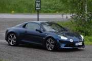 Her kommer det en finsk Renault Alpine A110 av den moderne typen. Jeg tror vi er på 2017 et sted nå