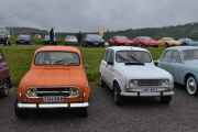 Her ser vi to finske Renault 4, den til venstre er fra 1970 åra, og den til høyre er fra 1980 åra. Her kan vi sammenligne grillene også