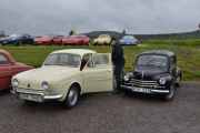 Ser vi på disse to så har vi en svensk Renault Dauphine fra 1965 og en svensk Renault 4CV fra 1960. Renault 4CV ble produsert fra 1946 til 1961, mens Renault Dauphine ble produsert mellom 1956 til 1967. Så dem overlappet hverandre litt