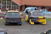 Og to rallybiler av typen Renault Clio 16V fra rundt 1990 åra parkert ved siden av hverandre er heller ikke hverdagskost. Spesielt når en kommer fra Norge