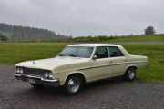 Men jeg kan ikke la være, det står en bil bak meg. Det er en Buick Skylark fra 1965. Den vekte minner, jeg tok et bilde i 6. juli 2019 på bursdagen min, og en i august 2020 og en i september 2021, dem kalte jeg Buick Skylark 2DHT, men denne er 4 dørs
