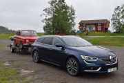 Her kommer det en Renault Talisman fra 2016, og bak på hengeren har han en Renault 8 Major fra 1964. Da har vi tre slike i dag