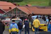 Så tar han seg en tur bort til rallybilene Renault Clio 16V fra rundt 1990 tallet. Da forteller han oss at den norske var opprinnelig svensk - slå den...