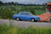 Vi får beskjed om å gå ut på banen, problemet mitt er at jeg ikke vet hvor dem skal kjøre hen. Men den første bilen som dukker opp er en Renault 8 Gordini fra 1965 med 95 hestekrefter. Men tar jeg ikke feil så sitter det en familiefar her med sønnen sin på rundt 12 år - begge uten hjelm og bilen har veltebøyler innvendig