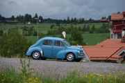 Neste som kommer er en Renault 4CV fra 1961 med betegnelsen Renault 4XV med ukjente hestekrefter. Her sitter det også en familiefar uten hjelm, også med en ungdom uten hjelm