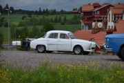 Men nå kommer dem på løpende bånd, her kommer det en Renault Dauphine Gordini fra 1962 med 46 hestekrefter som jeg ikke tror noe på. Det sitter to i denne bilen også - uten hjelm