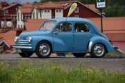 Renault 4CV fra 1961 med betegnelsen Renault 4XV med ukjente hestekrefter har soltak og et flagg jeg burde kjenne igjen. Er det Magnus som kjører med bilflagget jeg laget i gamledager?