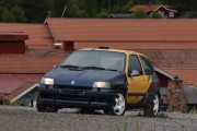 Så kommer det to med hjem, det er vår norske Renault Clio 16V fra rundt 1990. Det er minst 162 hestekrefter her
